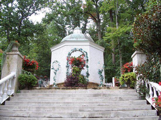 Parrot Mountain and Gardens